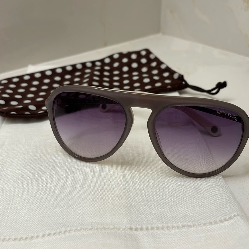 HENRI BENDEL RARE RETIREDgray sunglasses.